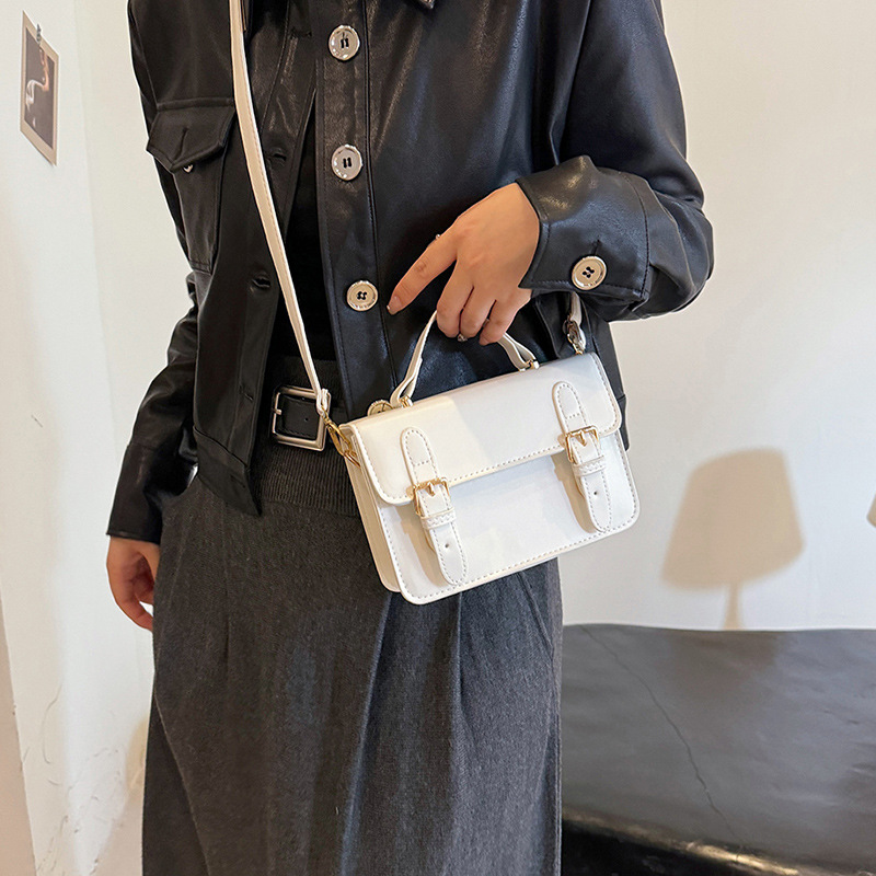 This high-end, large-capacity small bag is a retro single-shoulder crossbody bag for women's autumn and winter. It's a versatile hand-held crossbody bag details Picture