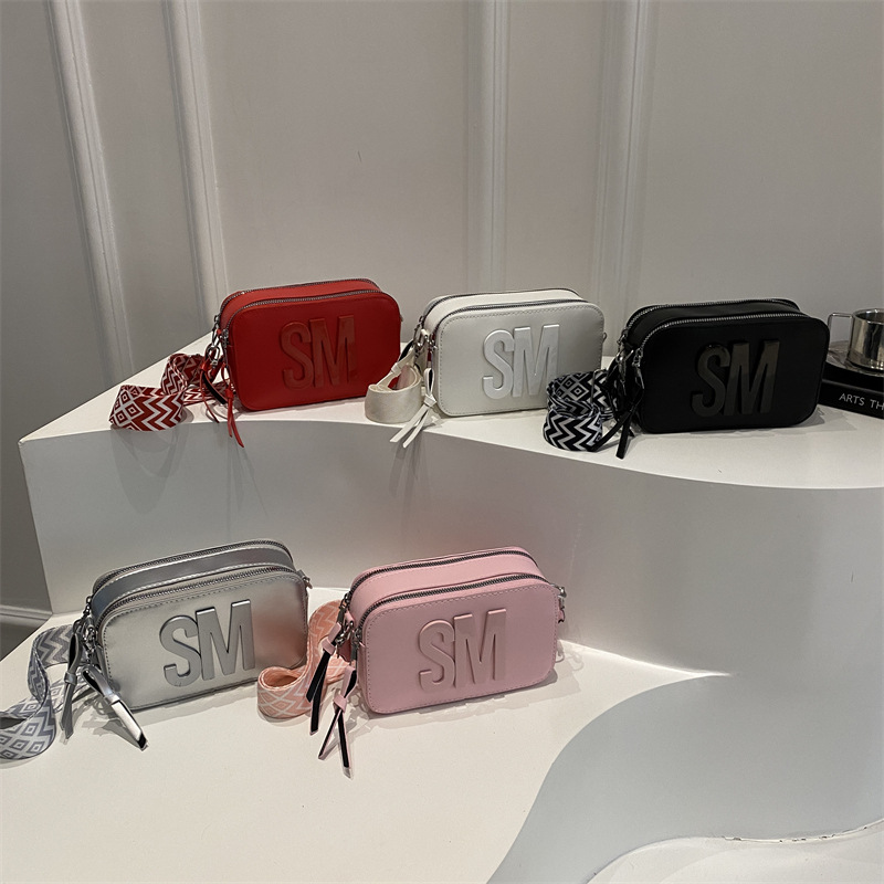 Spring simple women's small square bag 2025 New model camera bag Women's crossbody letter bag Single-shoulder women's crossbody bag Application Scenario