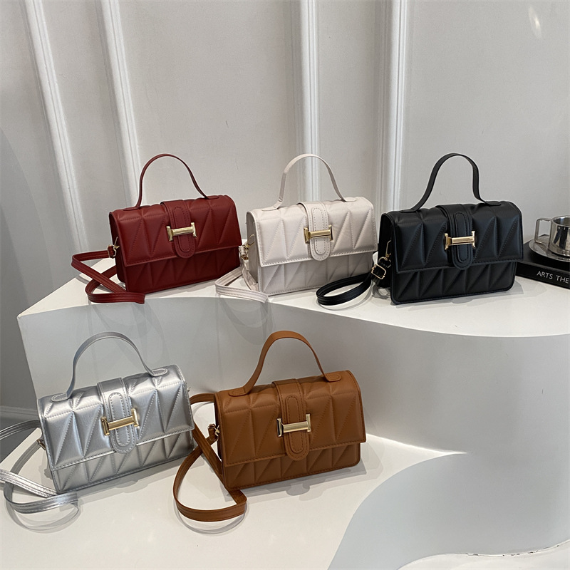 The new Korean version of the women's single-shoulder bag features a unique design. The underarm bag exudes a sense of high-end sophistication. It is a fashionable PU hand-held small square bag for women Application Scenario