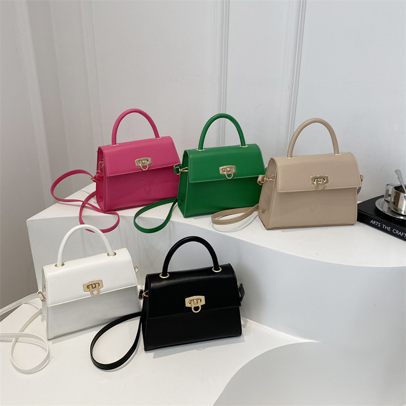 A niche design bag for women in the winter of 2024, featuring a fresh and fashionable casual single-shoulder bag and a stylish commuting crossbody bag Application Scenario