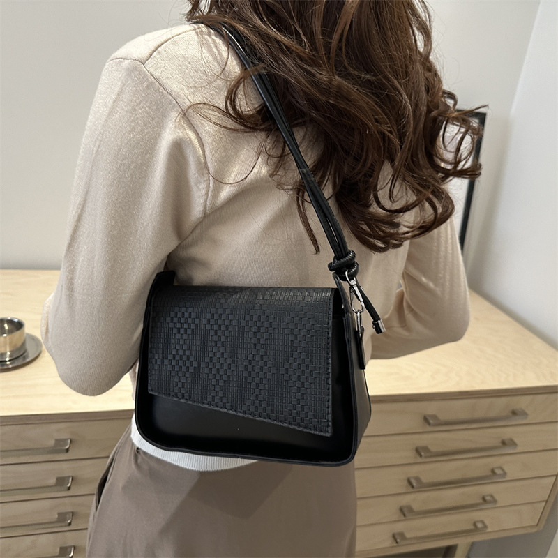 A niche design women's bag for 2024, featuring a large capacity and small square design. It is a high-quality commuting single-shoulder, hand-carry and underarm bag for women details Picture