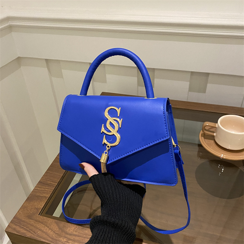 This year, high-end handbags are in vogue for ladies. The 2024 new fashion single-shoulder crossbody bag is versatile and stylish full figure