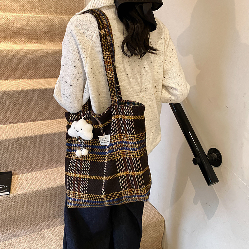 Korean retro large-capacity single-shoulder bag, school-style crossbody bag for female college students, artistic checkered tote bag Specification drawing
