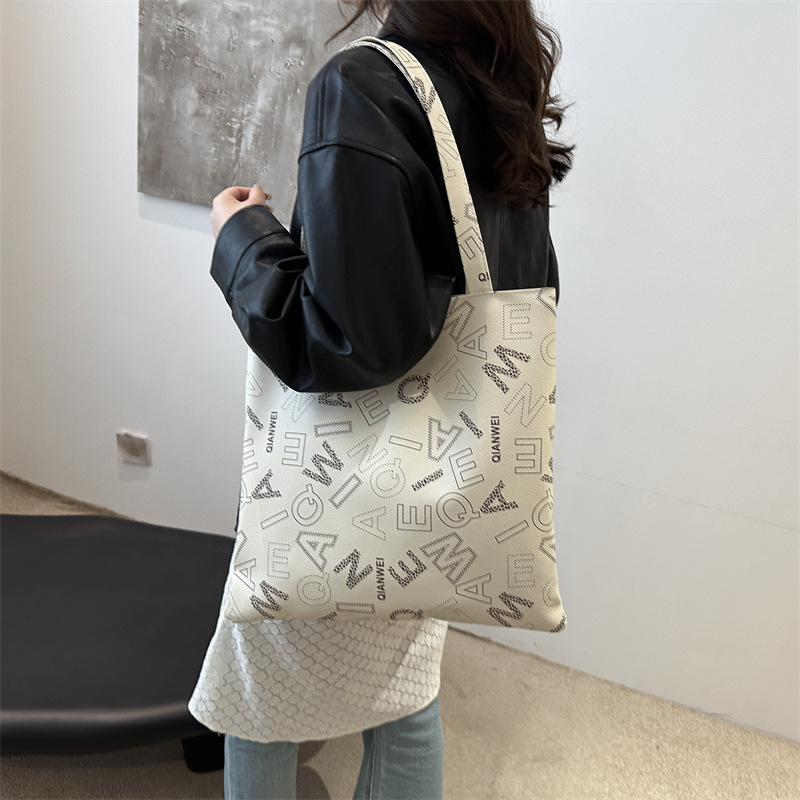 2024 Autumn/Winter new large-capacity versatile handbag, women's letter commuting fashion single-shoulder bag, tote bag details Picture