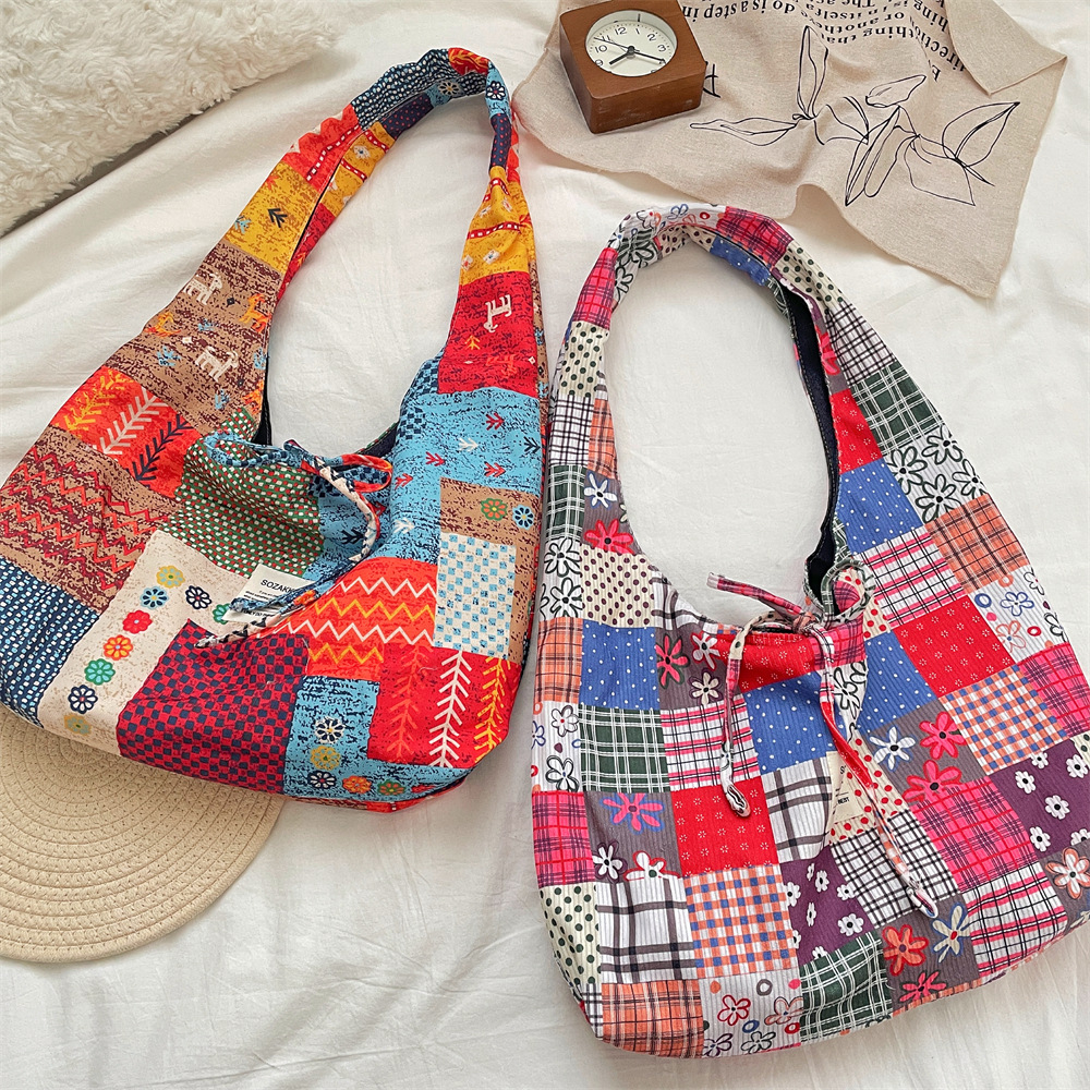 The new 53225 floral canvas bag is a dual-purpose commuter single-shoulder bag with ethnic patterns details Picture