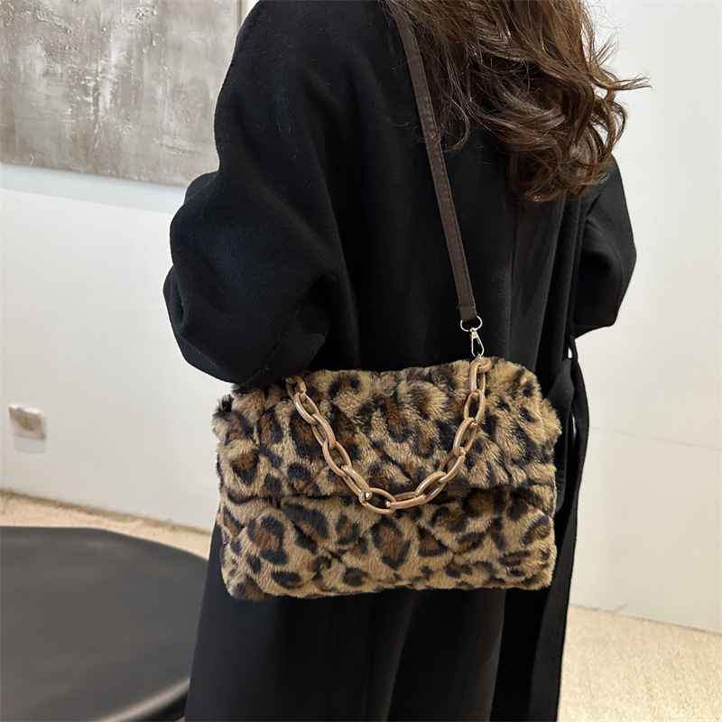 Spring Korean version single-shoulder hand-held envelope bag for women, 2025 new style fashionable leopard print fur bag crossbody bag for women details Picture