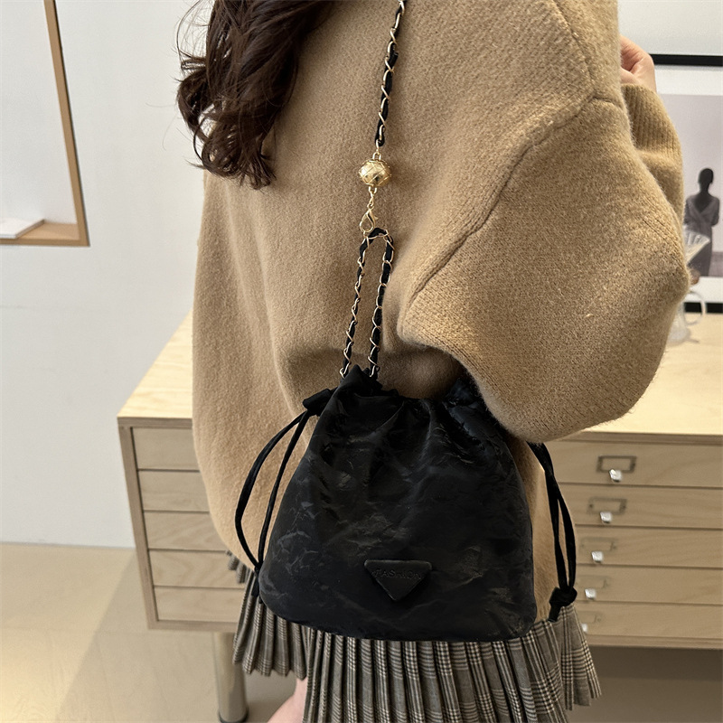 This year, retro bags are in fashion. The 2024 new women's bags are autumn casual chain crossbody bags and fashionable soft leather bucket bags details Picture