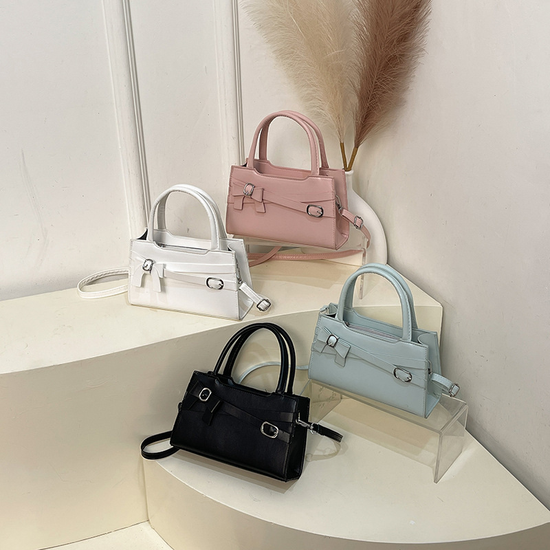 The new cross-border small square bag for women is a fashionable and high-end single-shoulder bag with a hand-held bow. It is a simple and versatile crossbody bag Application Scenario