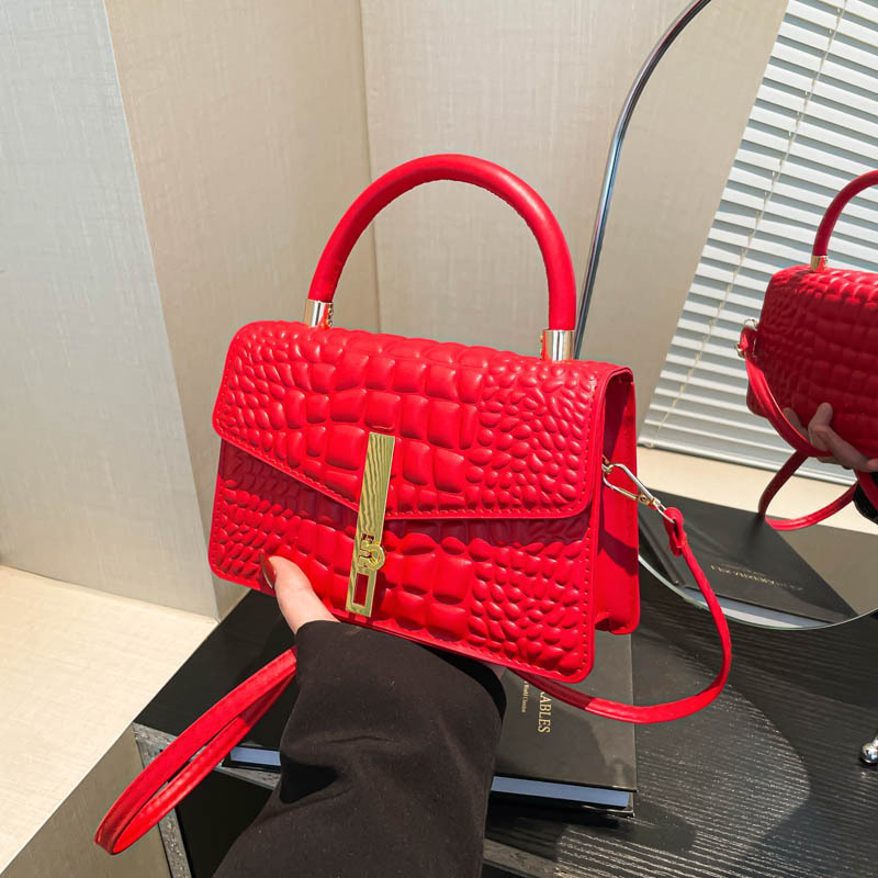 This is a new autumn fashion and personalized single-shoulder bag for commuting. It exudes a sense of sophistication, is unique and stylish for women, and is simple and versatile full figure