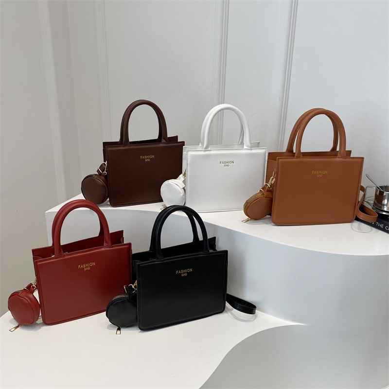 New large-capacity casual and simple tote bag, versatile and fashionable single-shoulder bag, trendy commuting and school crossbody bag Application Scenario