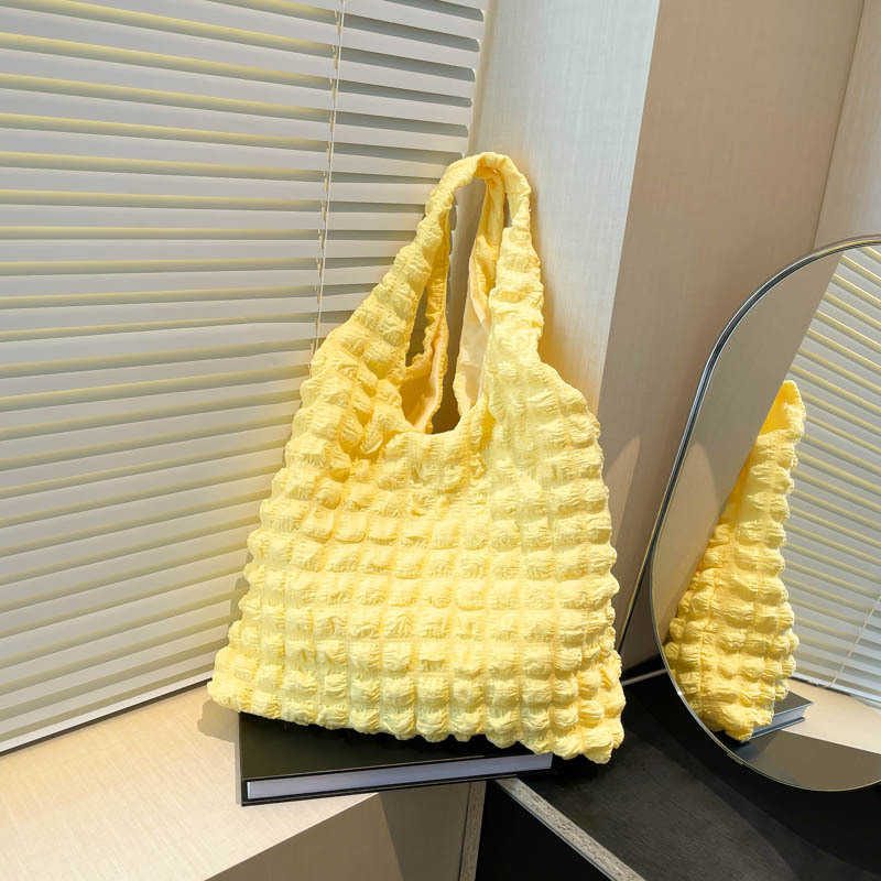 A fresh and clean pleated bubble bag for women, 2024 new style floral sweet tote bag, large capacity, simple single-shoulder handbag full figure