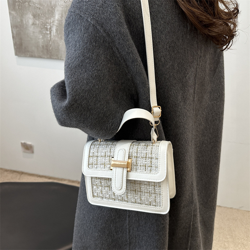 This is a new winter 2024 Korean-style simple and high-quality square women's bag made of woolen checkered fabric details Picture