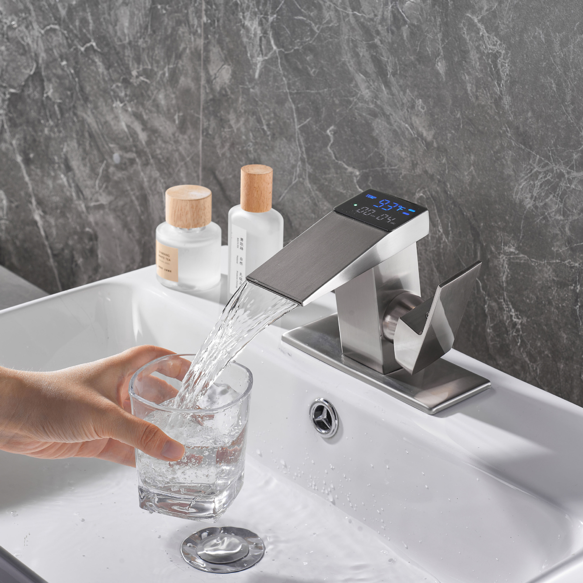 Digital display of temperature, faucet, washbasin, faucet, bathroom, washbasin, digital display faucet, hydropower generation details Picture