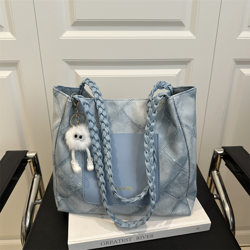 In the spring of 2025, a new large-capacity casual, simple and high-quality commuter woven shoulder strap tote bag is in fashion full figure