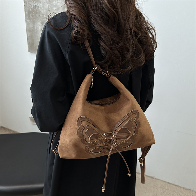 A new single-shoulder butterfly underarm bag for women's winter 2024 is now available. It can be carried in multiple ways and has a large capacity crossbody full figure