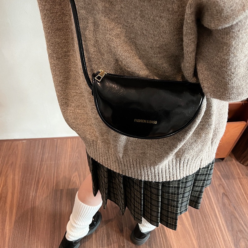 The high-end patent leather half-moon bag for women in the spring of 2025 is a niche design. It features a single-shoulder crossbody bag that is popular for going out like dumplings Specification drawing