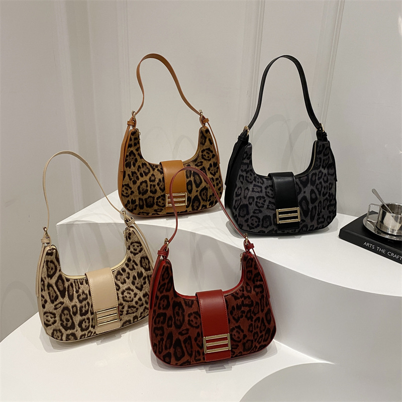 Fashionable leopard print small bag 2024 new style women's bag, trendy commuting crossbody bag, stylish single-shoulder underarm dumpling bag Application Scenario
