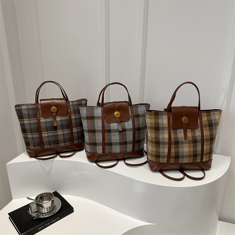 Woolen checkered large-capacity bag for women's winter 2024 new style trendy retro tote bag, versatile casual backpack Application Scenario