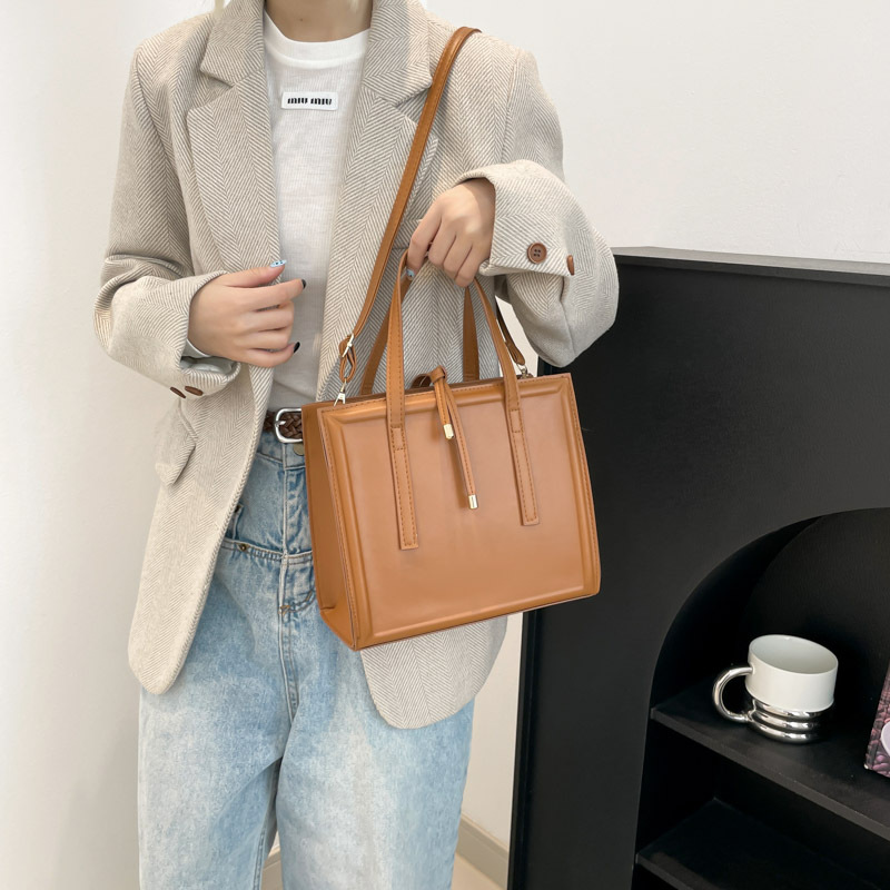 A niche design bag, a stylish small square bag for women in 2025, a trendy and fashionable single-shoulder bag, a casual Korean-style crossbody bag details Picture