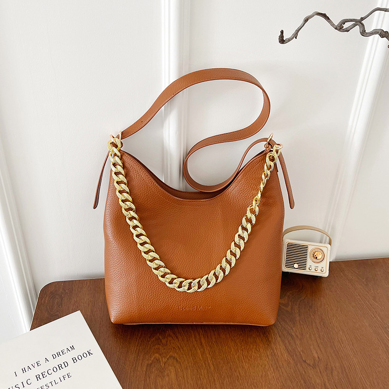 This versatile single-shoulder bag is a new model for women in 2025. It features a stylish European and American style, a casual large bag with a soft leather feel for commuting tote full figure