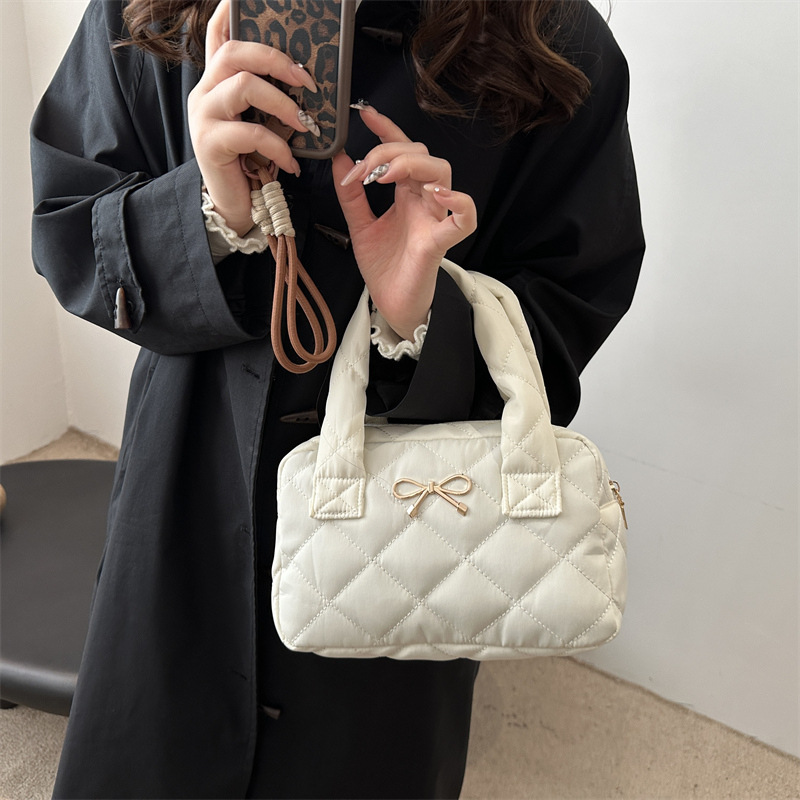 High-end large-capacity underarm pillow bag 2024 New style, trendy and versatile, commuting, casual and simple hand-held shoulder bag details Picture