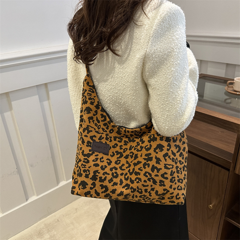 A new leopard print fashionable tote bag, a casual and personalized large-capacity single-shoulder bag, a retro soft-faced crossbody bag for spring 2025 Specification drawing