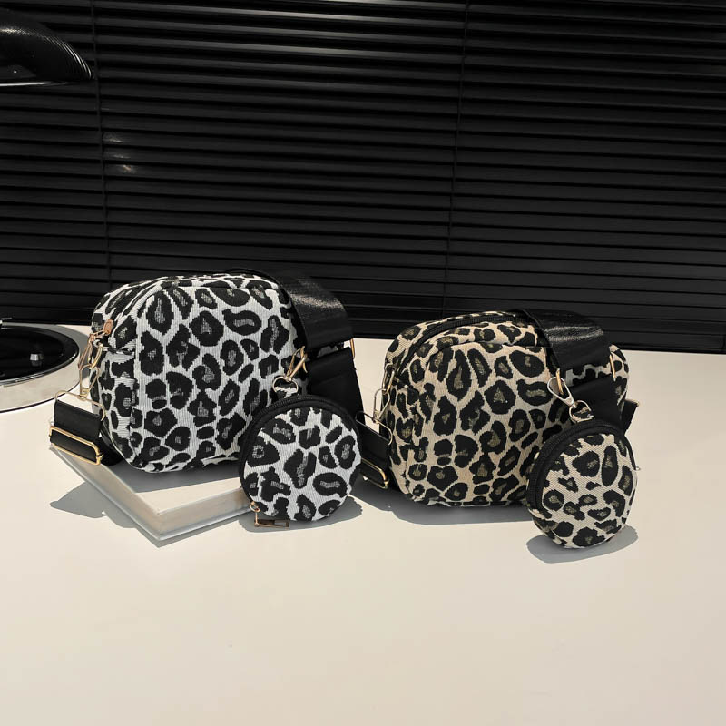 This year, niche bags are in vogue for women. 2024 retro design crossbody bags for women, high-end leopard print single-shoulder small square bags for women Application Scenario