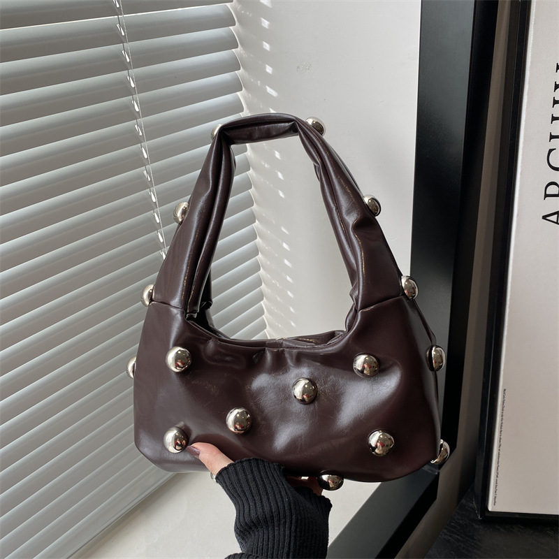 Cross-border fashion riveted women's single-shoulder underarm bag for women 2025 Spring new versatile crossbody crescent-shaped bag full figure