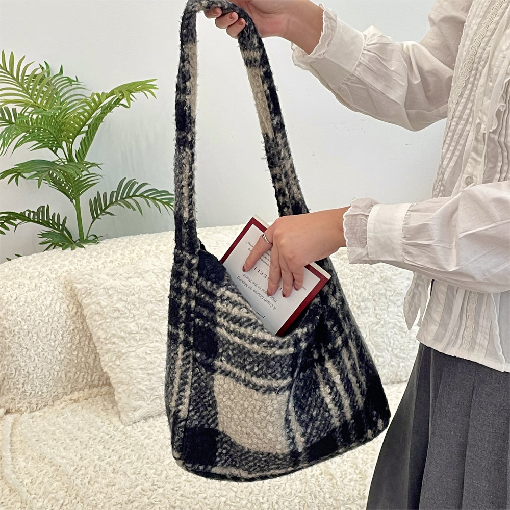 411161 2024 New Korean ins style woolen fabric large capacity single-shoulder underarm bag with a checkered pattern details Picture