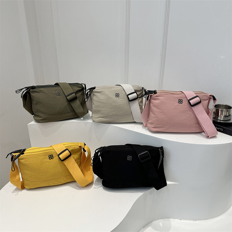Cross-border casual sporty style bag, versatile and fashionable single-shoulder bag, knitted wide shoulder strap, trendy crossbody bag Application Scenario