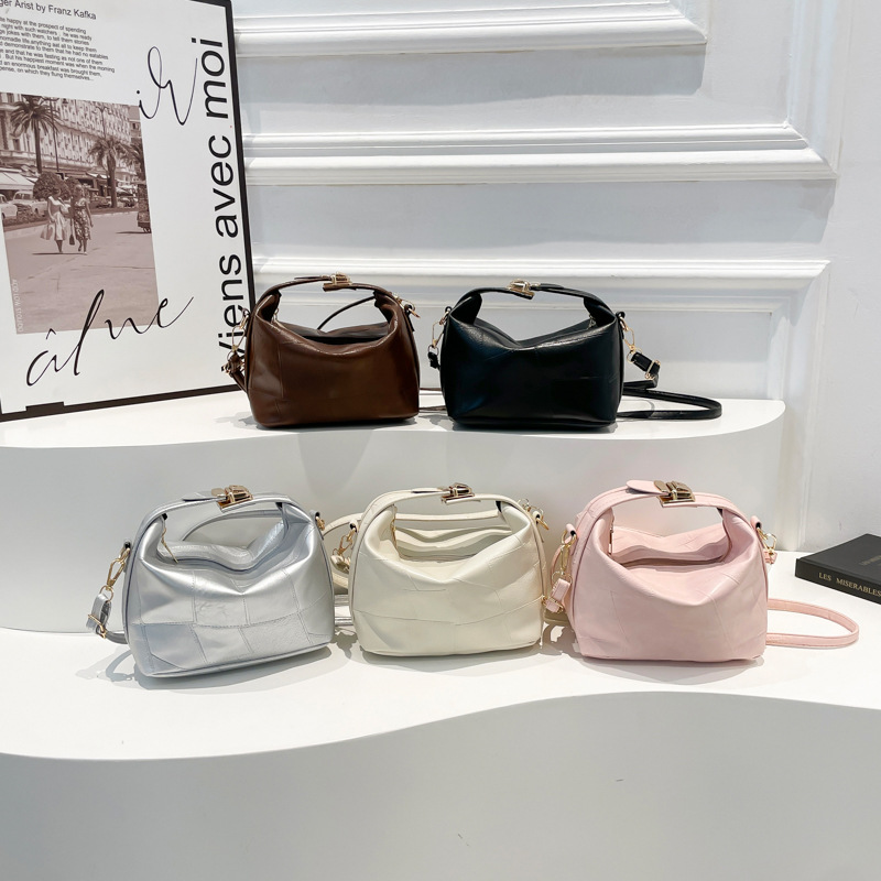 The new Spring 2025 casual women's commuter underarm bag with soft leather and large capacity crossbody is a cross-border trend Application Scenario