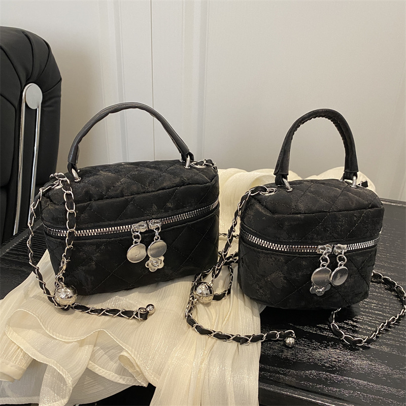 A stylish handbag for women in 2025, featuring a diamond-shaped chain bag, a mini opening red envelope, a single-shoulder bag and a stylish crossbody bag full figure