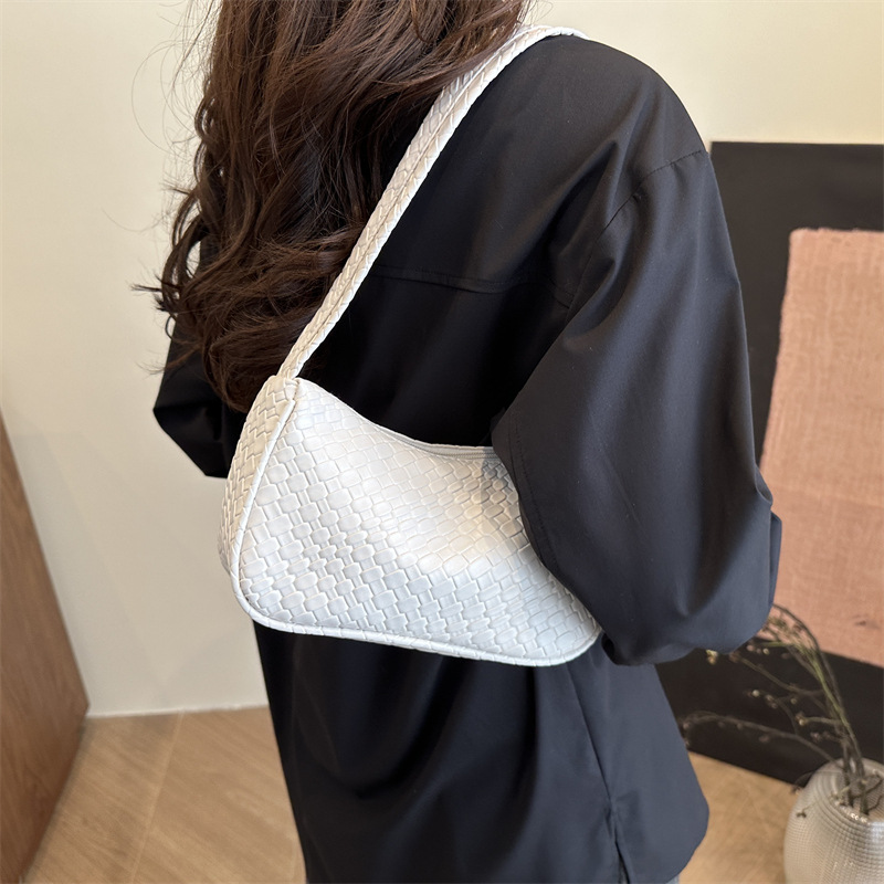 Forest-style simple and high-end quality baguette underarm bag for women 2025 new versatile woven single-shoulder handbag details Picture