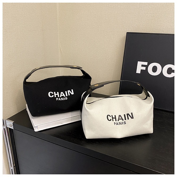 Popular large-capacity makeup bags are selling well. Portable and high-end style travel handbags, toiletries and storage bags are available for wholesale full figure