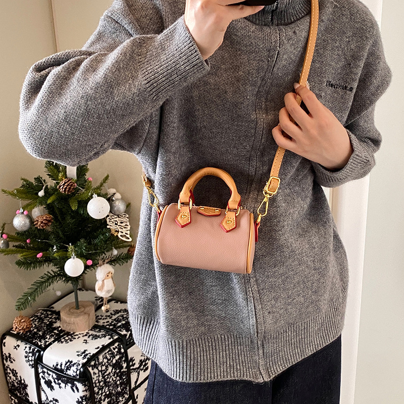 A fashionable mini bag for women, a new retro and trendy casual pillow bag with a high-end accessory, lipstick and loose change bag for women details Picture
