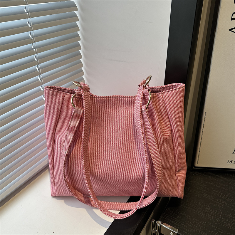 New trendy and versatile single-shoulder handbag, casual for classes and commutes, tote bag for women full figure