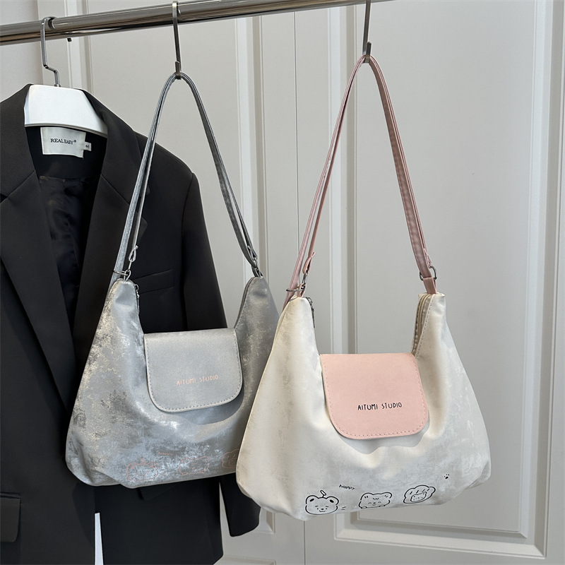Spring 2025 new casual, simple and niche design, fashionable and trendy, large-capacity single-shoulder crossbody bag for women Application Scenario