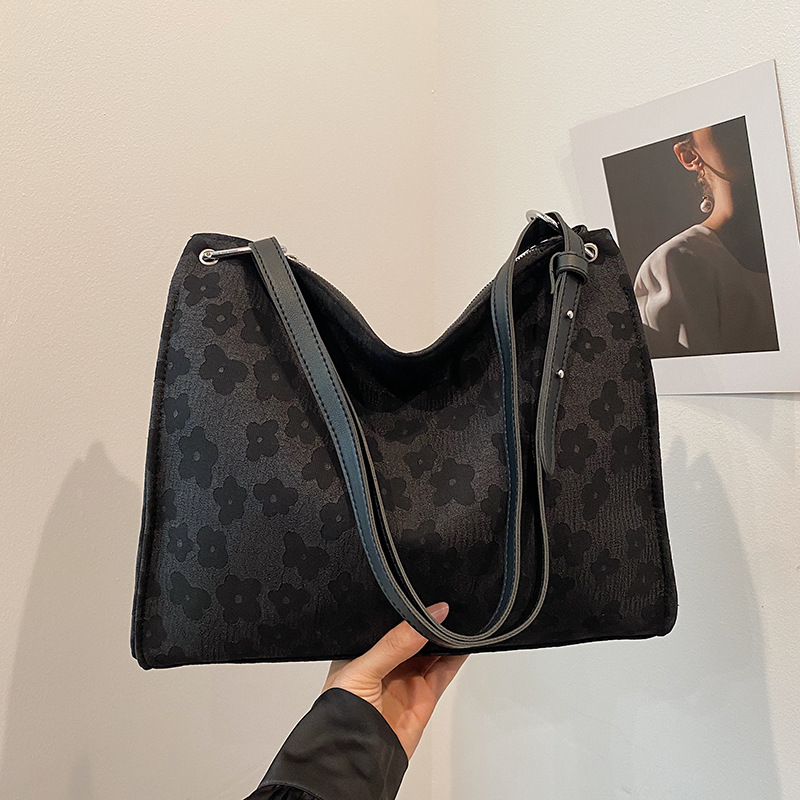 Tote bag for Women 2024 Autumn New Korean version large-capacity handbag, women's class commuting underarm bag, single-shoulder bag for women full figure