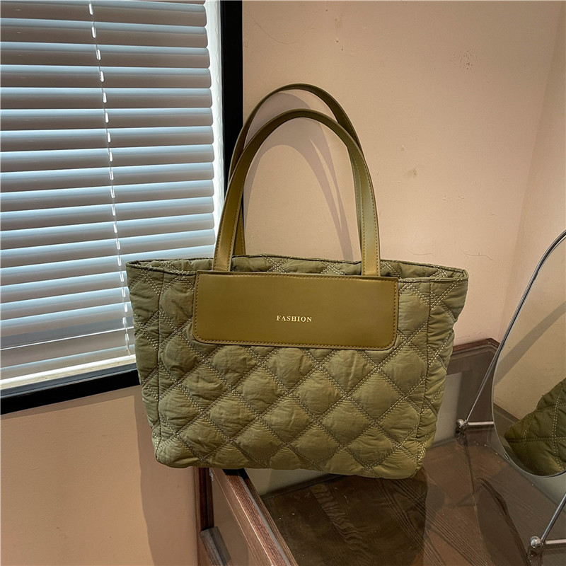 A new large-capacity winter commuting bag with diamond-patterned embroidered thread tote bag, a casual and versatile single-shoulder armpit bag full figure