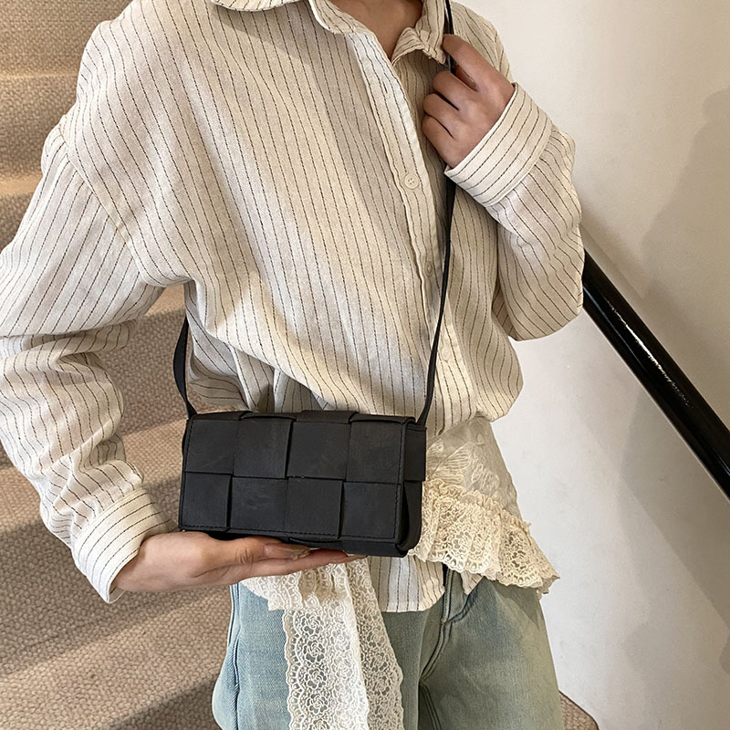 A niche woven handbag for women, a new spring 2025 fashion and simple square bag, a retro and trendy crossbody bag for women Specification drawing