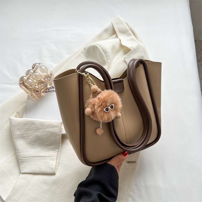 Retro and trendy women's 2024 Spring/Summer new Korean-style large-capacity commuter bag, single-shoulder fashionable tote bag Application Scenario