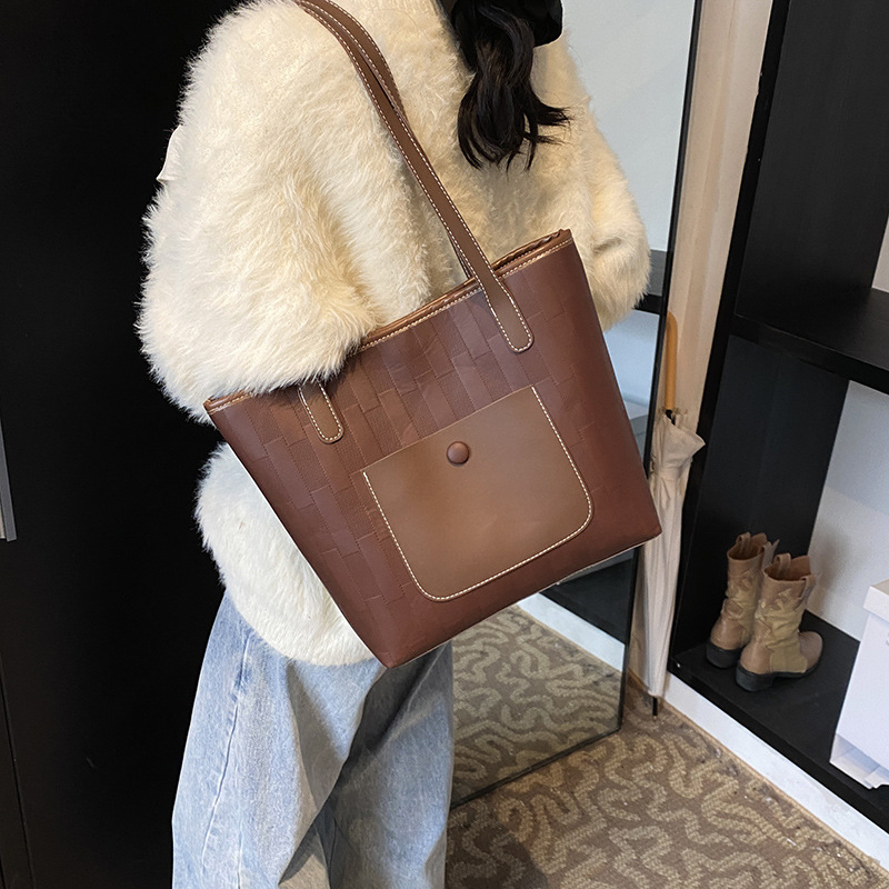 The new retro work commuting bag for winter 2024 features a stylish color-blocking large-capacity student single-shoulder tote bag Specification drawing