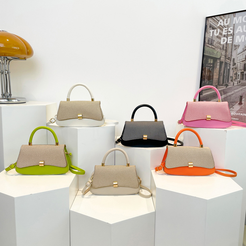 2025 New trendy and stylish design, French casual lock buckle, single-shoulder, crossbody, hand-carry, small square bag for women Application Scenario