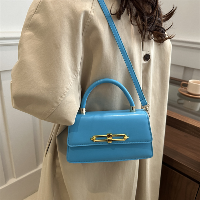 This year's popular handbags: The new 2024 winter collection features fashionable single-shoulder bags, solid-colored crossbody bags, and simple small square bags Specification drawing