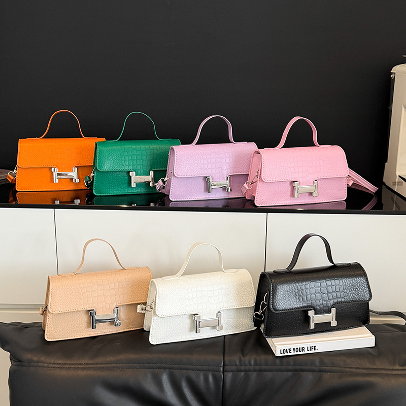 A simple and fashionable single-shoulder crossbody bag for spring 2025, a trendy and casual small square bag. This year, niche handbags are in vogue Application Scenario