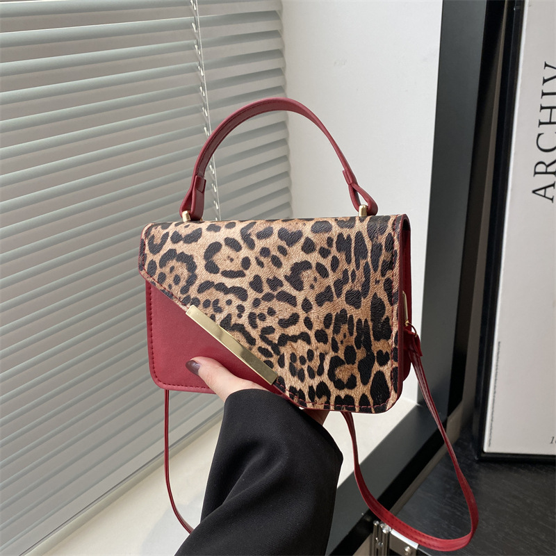 Personalized spliced design, leopard print contrasting color, new Spring 2025 casual and fashionable handbag, shoulder and crossbody small square bag for women full figure