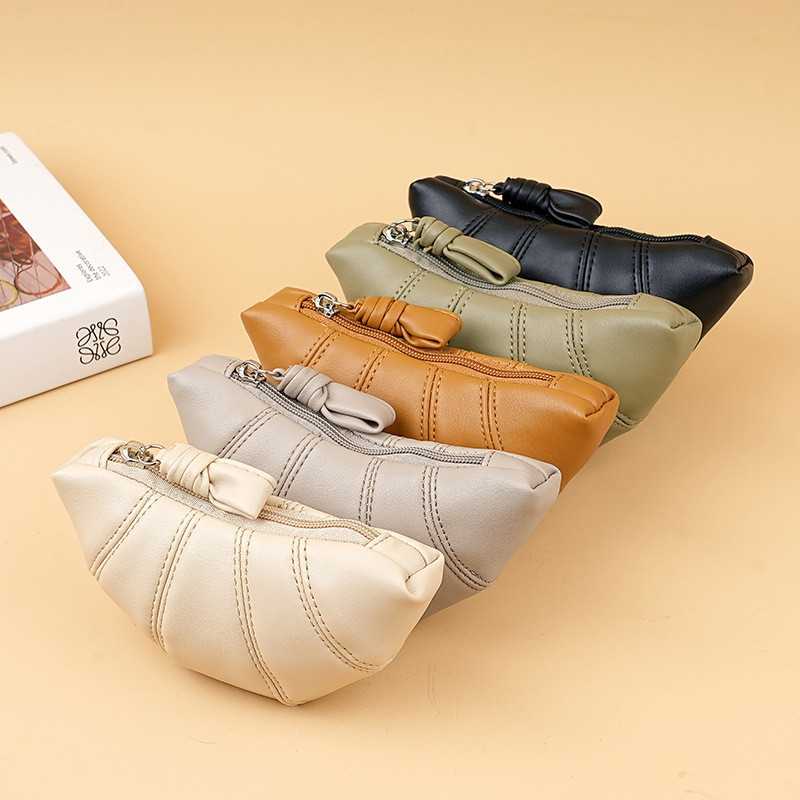 Cross-border creative horn coin purse, niche and simple croissant bag, cosmetics storage bag, coin bag, multi-functional small bag Application Scenario