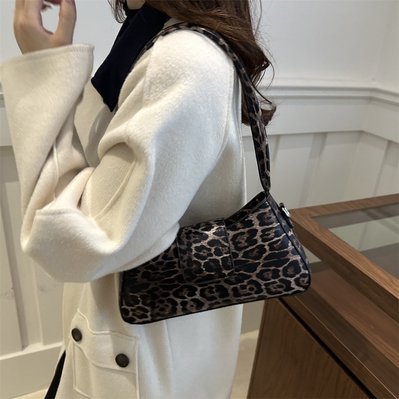 A new cross-border high-end leopard print women's bag, a fashionable and stylish single-shoulder bag with a touch of European and American style, and a commuting handbag details Picture