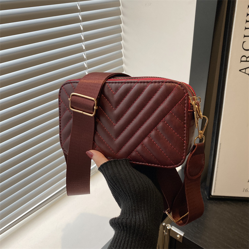 Cross-border European and American bags for women, 2024 new solid-color fashionable small square bag, versatile quality, casual commuting crossbody bag full figure