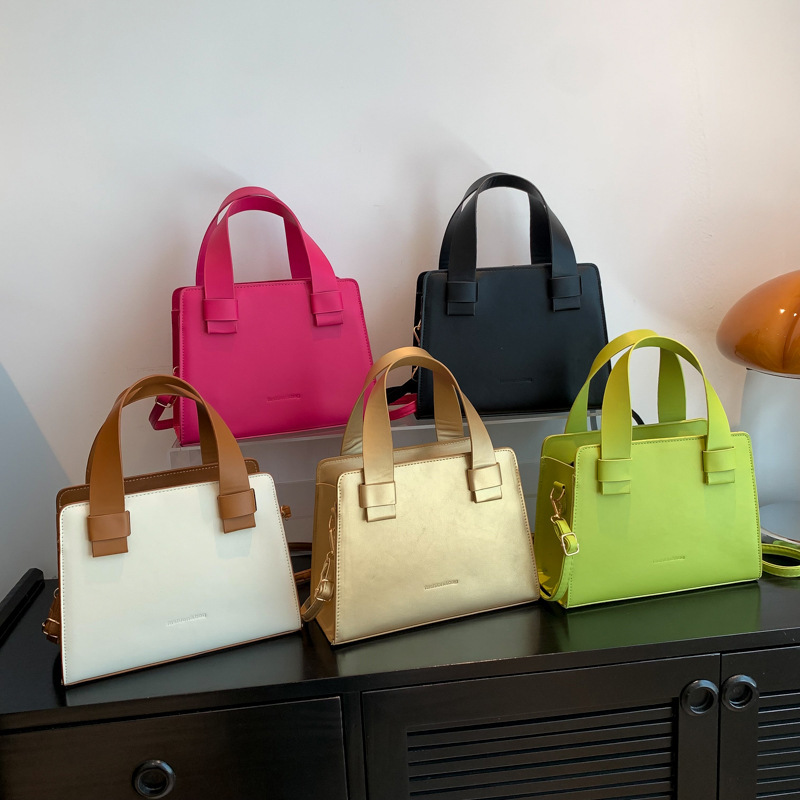 This year, the 2023 new niche fashion handbag, the personalized Instagram crossbody bag, is in vogue with its stylish and chic texture full figure